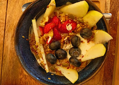 Bowl de yogur con fruta, granola y semillas