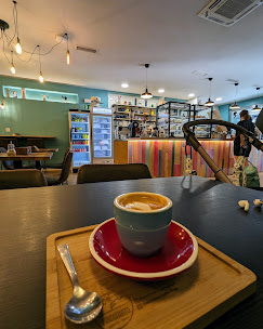 Café latte servido en mesa dentro del local